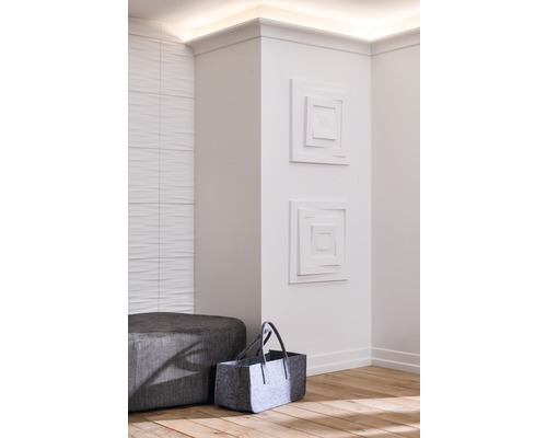 Hol cu design modern cu taburet, geantă din pâslă și decorațiuni de perete
