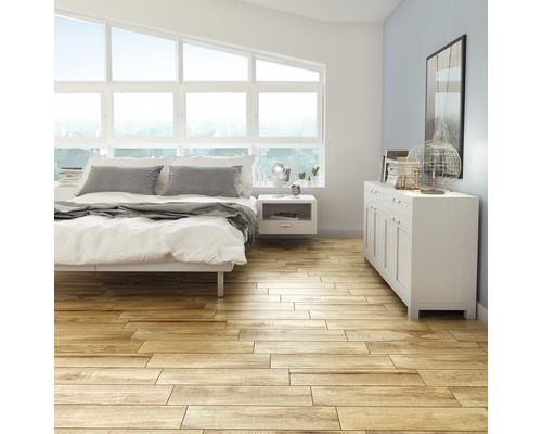 Dormitor cu podea din lemn, pat, noptieră și comodă