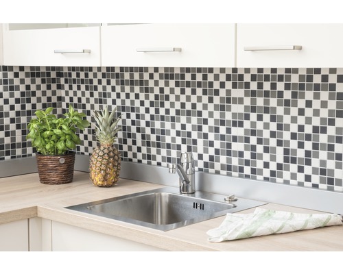 Chiuvetă de bucătărie cu robinet, faianță, blat, busuioc în ghiveci și ananas