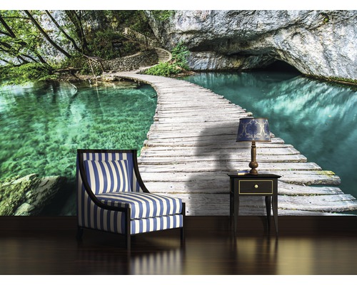 Scenă cu fotoliu, masă și fototapet cu motiv natural