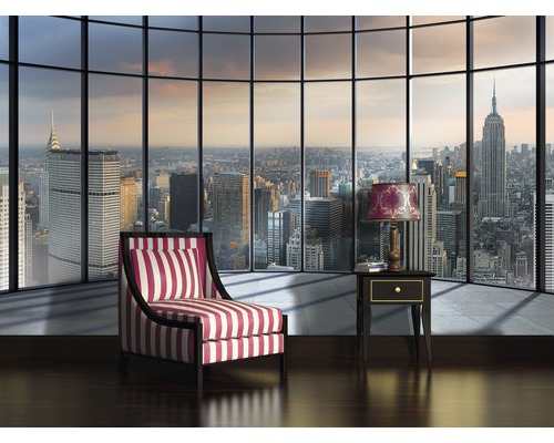 Cameră de zi cu fotoliu, masă și vedere spre oraș