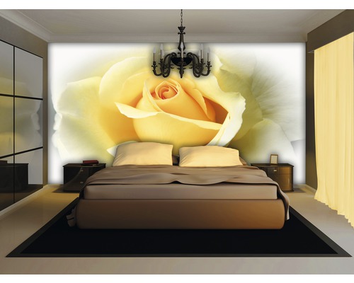Dormitor cu fototapet cu un trandafir galben, pat și noptiere
