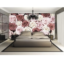 Dormitor cu fototapet cu trandafiri, pat și noptiere