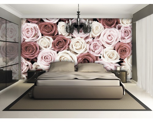 Dormitor cu fototapet cu trandafiri, pat și noptiere