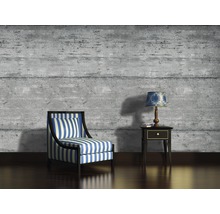 Scenă cu un fotoliu cu dungi, o lampă de masă și o noptieră.