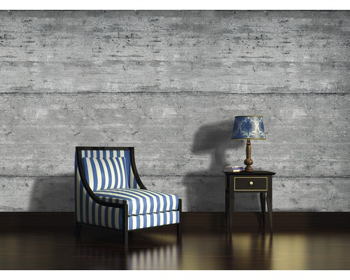 Scenă cu un fotoliu cu dungi, o lampă de masă și o noptieră.