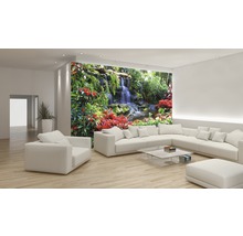 Cameră de zi luminoasă cu o pictură murală a unei cascade și vegetație luxuriantă