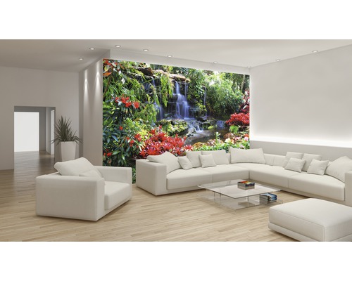 Cameră de zi luminoasă cu o pictură murală a unei cascade și vegetație luxuriantă