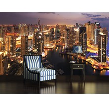 Fototapet cu vedere nocturnă la oraș, amenajată cu fotoliu și lampă de noptieră.