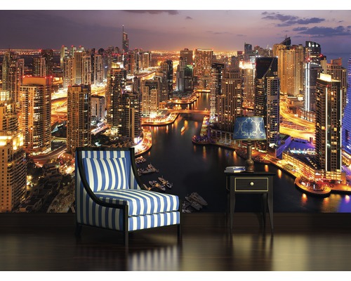 Fototapet cu vedere nocturnă la oraș, amenajată cu fotoliu și lampă de noptieră.