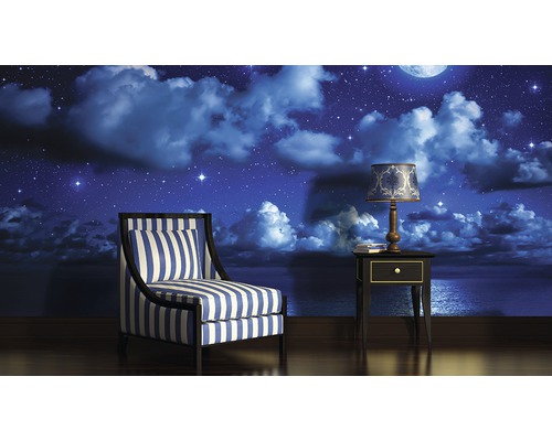 Cameră de zi cu fotoliu, noptieră și fototapet cu motiv de noapte