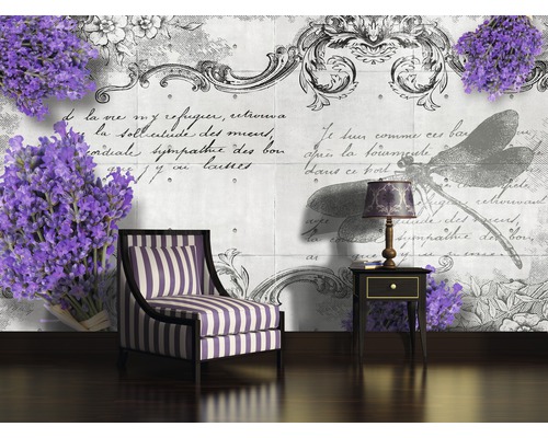 Interior decorativ cu fotoliu, măsuță laterală și tapet de perete cu motiv de lavandă pentru o cameră elegantă.