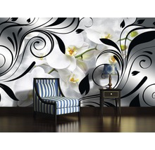 Living cu fototapet, fotoliu și noptieră.