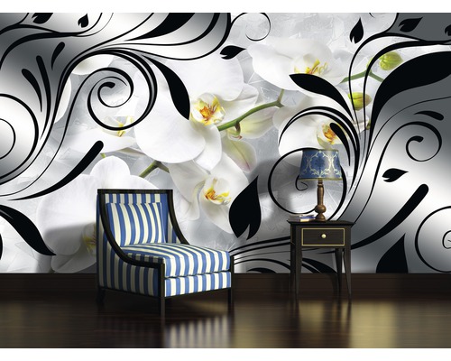 Living cu fototapet, fotoliu și noptieră.