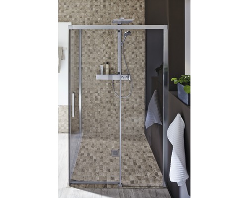 Duș walk-in cu gresie mozaic pe perete și podea și sistem de duș