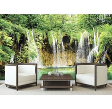 Tapetă foto cu cascadă în pădure verde, cu fotolii și masă.