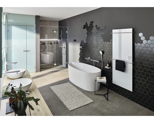 Baie modernă cu cadă freestanding, duș și lavoar