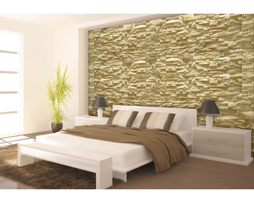 Dormitor cu perete de piatră, pat și noptiere.