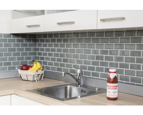 Scenă de bucătărie cu chiuvetă, robinet, faianță și produse alimentare