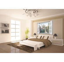 Dormitor luminos cu pat dublu, noptiere, lămpi și vedere de la fereastră spre un oraș