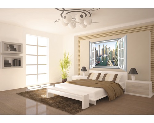 Dormitor luminos cu pat dublu, noptiere, lămpi și vedere de la fereastră spre un oraș