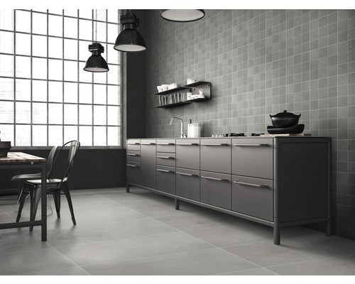 Bucătărie luminoasă în stil industrial cu chicinetă, faianță pătrată și masă de sufragerie