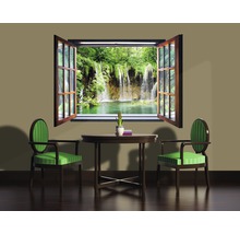 Cameră de zi cu vedere la o cascadă printr-o fereastră deschisă, masă și două scaune