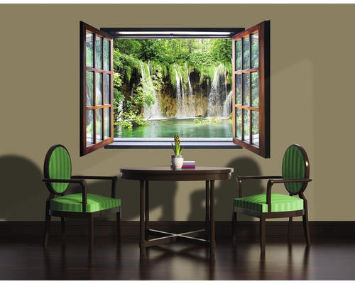 Cameră de zi cu vedere la o cascadă printr-o fereastră deschisă, masă și două scaune