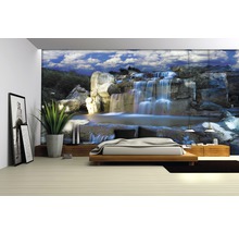 Cameră de zi cu fototapet cu motiv cascadă, pat și plantă de interior