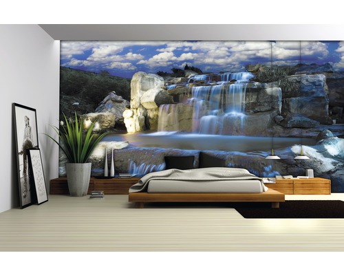 Cameră de zi cu fototapet cu motiv cascadă, pat și plantă de interior