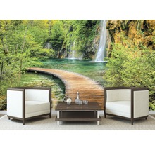 Fototapet cu cascadă și pasarelă de lemn în pădure