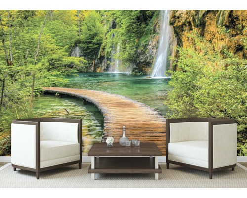 Fototapet cu cascadă și pasarelă de lemn în pădure