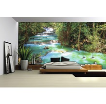 Cameră cu fototapet cu motiv de cascadă în spatele unui pat