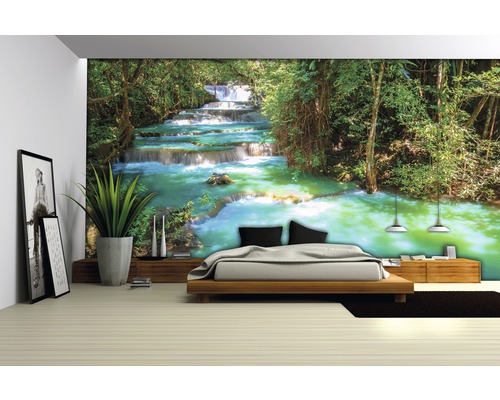 Cameră cu fototapet cu motiv de cascadă în spatele unui pat