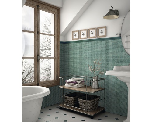 Baie luminoasă cu cadă, fereastră și cărucior de depozitare