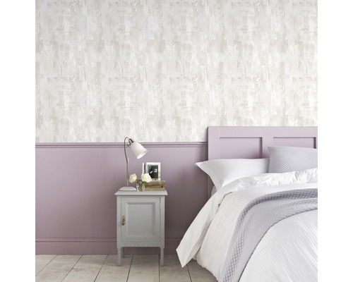 Dormitor cu tapet, pat și noptieră