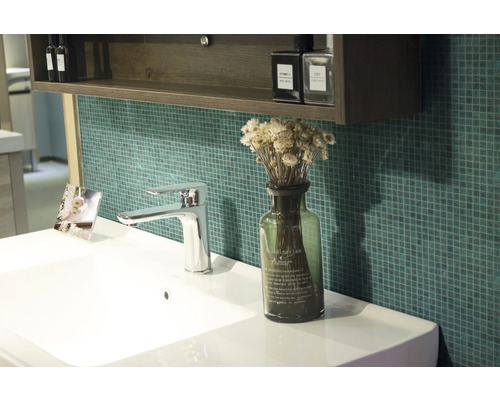 Chiuvetă de baie cu robinet, decorațiuni și mobilier de depozitare