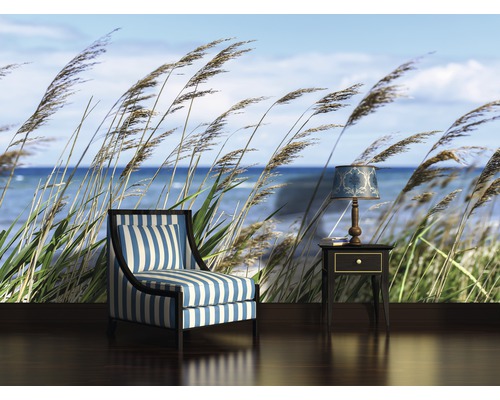 Cameră de zi cu fotoliu, măsuță laterală și fototapet cu motiv de plajă