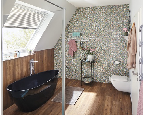 Baie cu cadă independentă, perete mozaicat și fereastră de mansardă