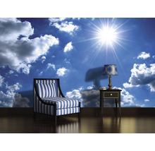 Fototapet cu motiv ceresc, fotoliu cu model în dungi și lampă de noptieră