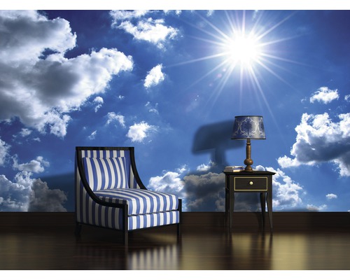 Fototapet cu motiv ceresc, fotoliu cu model în dungi și lampă de noptieră