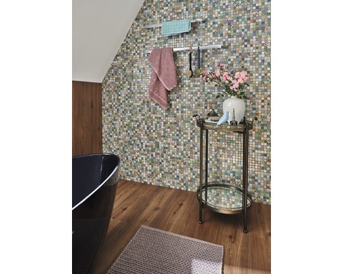 Baie cu perete mozaicat, cadă, prosoape și măsuță laterală
