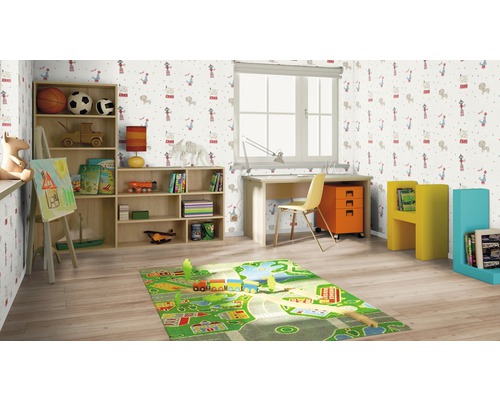 Cameră pentru copii cu mobilier deschis la culoare din lemn, birou, bibliotecă și covor de joacă