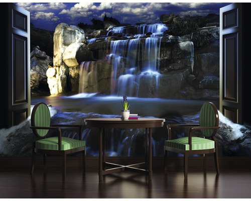 Design interior cu tapet cu cascadă, masă și scaune pentru o atmosferă naturală