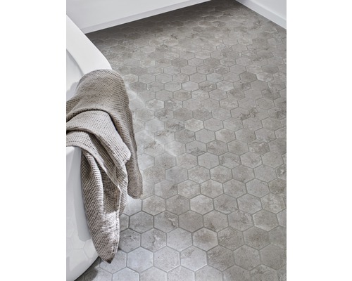 Baie cu gresie hexagonală și cadă