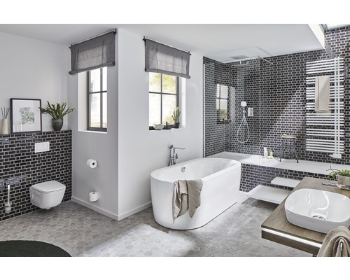 Baie luminoasă cu cadă, lavoar, toaletă și duș