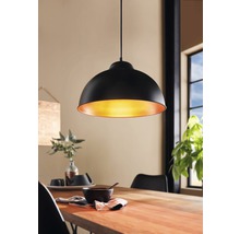 Lampa suspendată deasupra unei mese de sufragerie cu veselă și plantă la ghiveci