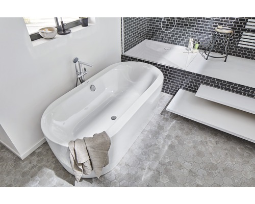 Baie luminoasă cu cadă independentă, duș și spațiu de depozitare