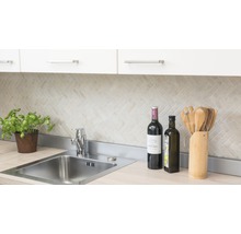 Scenă de bucătărie cu chiuvetă, robinet, faianță, ustensile de bucătărie și decorațiuni