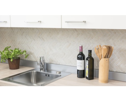 Scenă de bucătărie cu chiuvetă, robinet, faianță, ustensile de bucătărie și decorațiuni